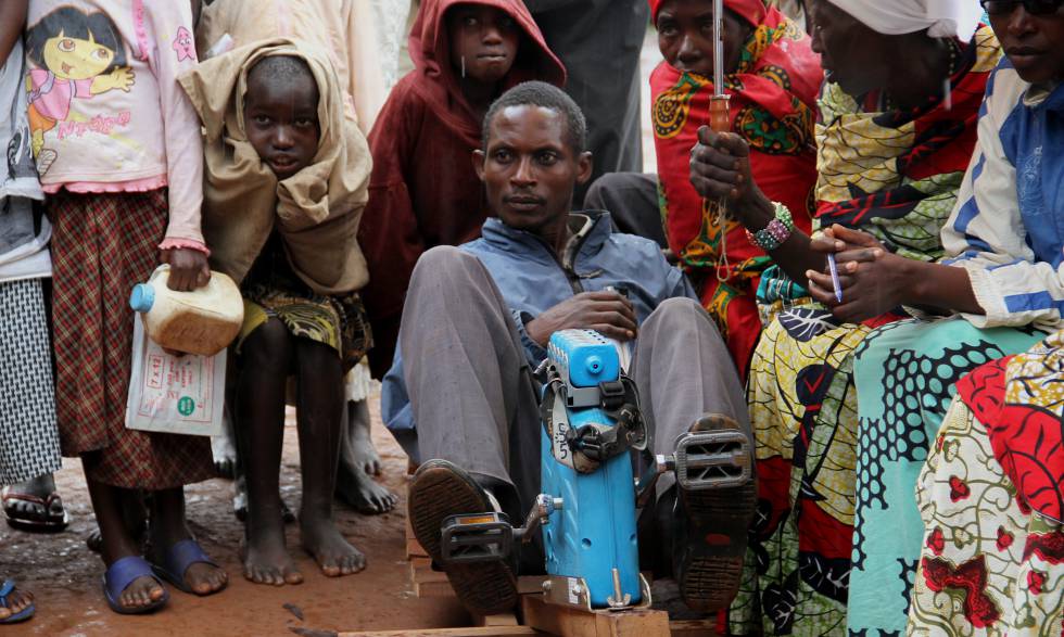 Un vecino de Ruvumvu, localidad muy alejada del entramado eléctrico de la capital, Bujumbura, recarga un grupo de lámparas con una de las bicicletas del Proyecto Lumiere.