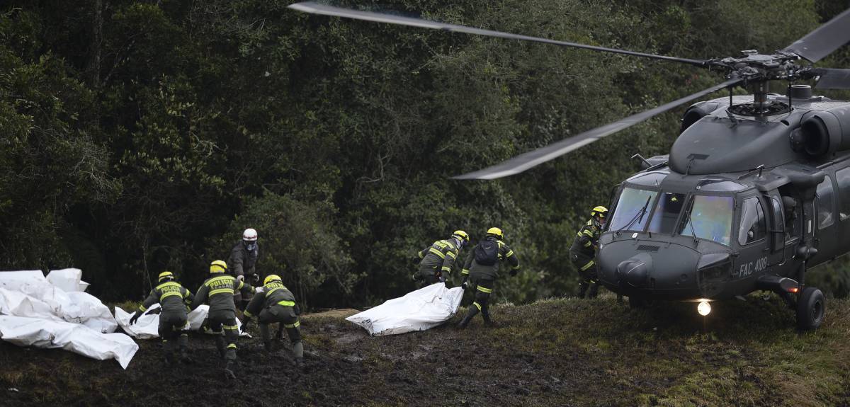 Los equipos de rescate recuperan los cadáveres de las víctimas del siniestro aéreo.