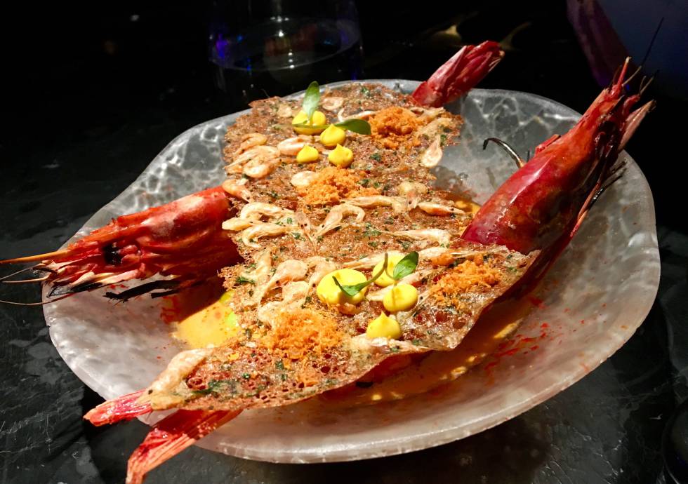 CARABINEROS SOBRE FONDO DE SUQUET CON TORTILLITA DE CAMARONES Y ALIOLI DE AZAFRAN CAPEL