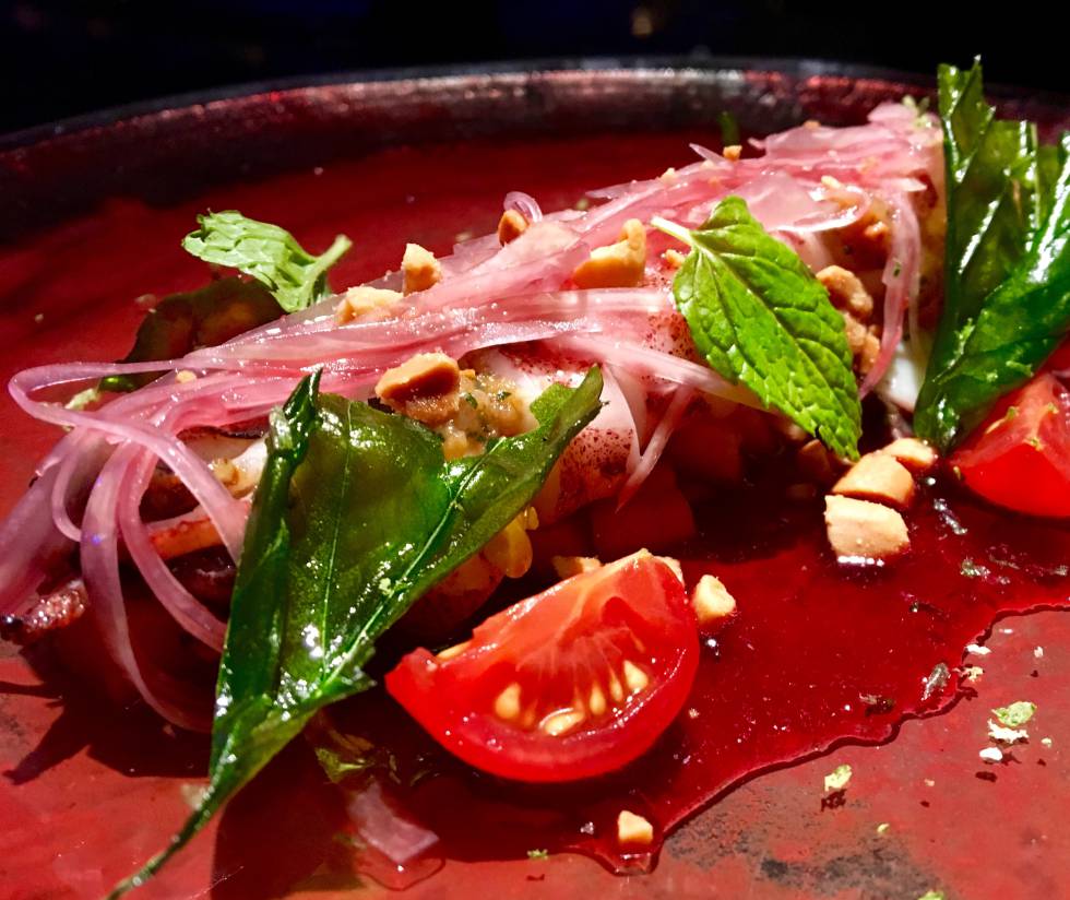 CALAMAR A LA PLANCHA CON PAPAYA VERDE A LA SALSA DE HIBISCUS CAPEL
