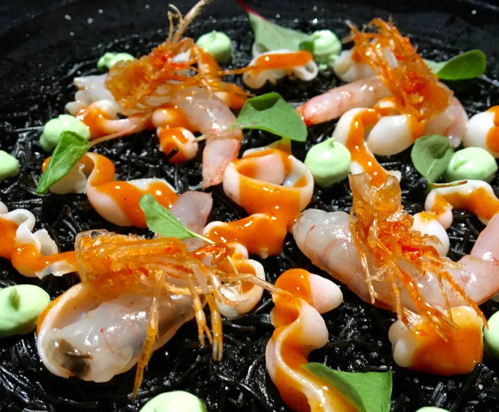 ROSEJAT DE FIDEOS NEGROS CON ERIZOS DE MAR, CALAMARES , GAMBAS Y AJI CAPEL
