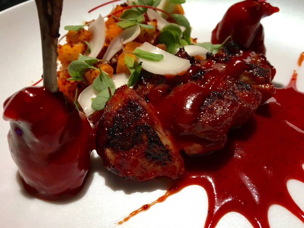 Pichón macerado en achiote y asado brevemente en brasa japonesa (robata) con lily bulb y migas manchegas al vapor con chorizo de León ahumado CAPEL