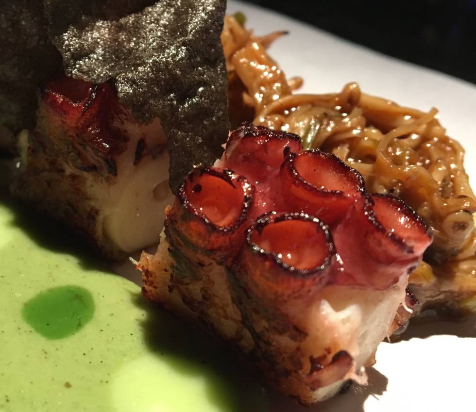 PULPO GALLEGO A LA BRASA CON MOLE DE MANZANAS VERDES Y FALSOS NOODLES EN EL WOK CAPEL