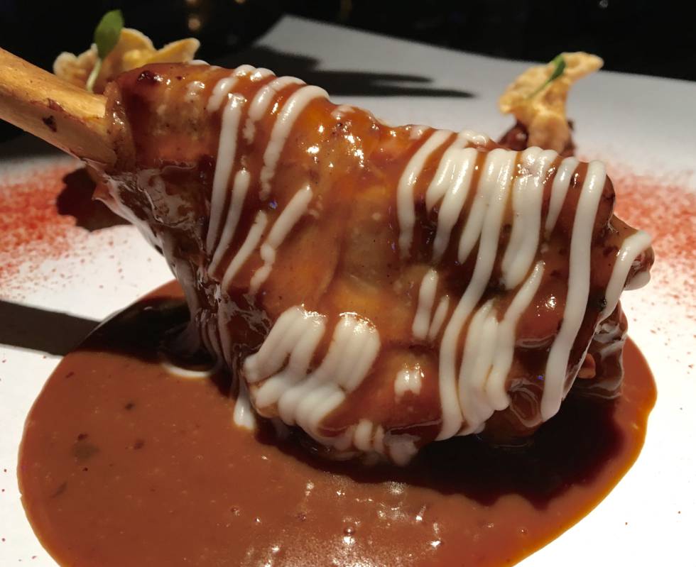 CORDERO DE LECHE CON TAMARINDO EN SU JUGO CON ALBAHACA TAILANDESA CAPEL