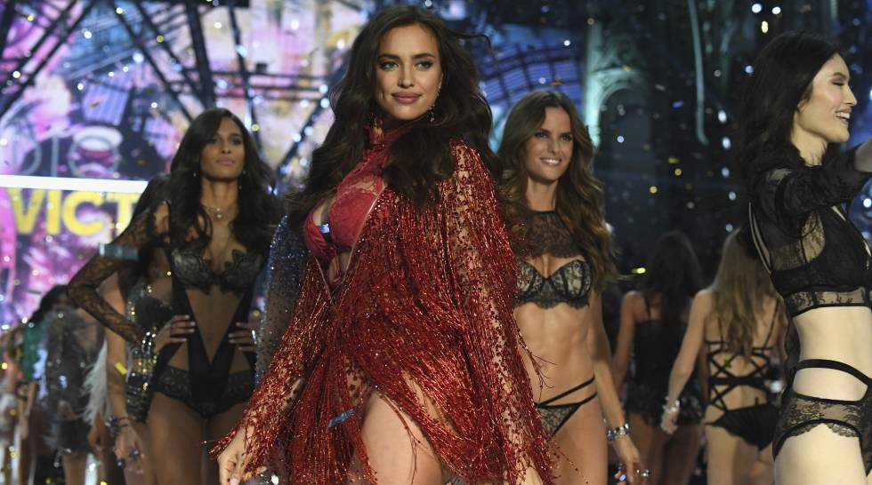 Irina Shayk, en el desfile de Victoria's Secret en París.