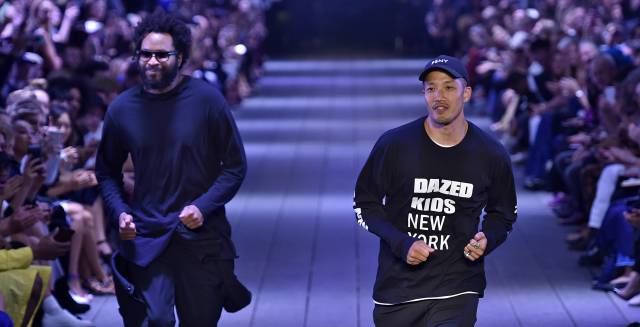 Dao-Yi Chow y Maxwell Osborne, tras su desfile de DKNY el pasado septiembre en París. Dao-Yi Chow y Maxwell Osborne, tras su desfile de DKNY el pasado septiembre en París.