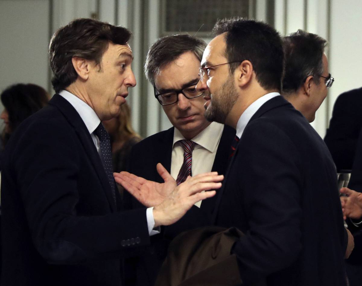 Los portavoces del PP y el PSOE en el Congreso, Rafael Hernando y Antonio Hernando, conversan junto a José Manuel Villegas (Ciudadanos). Los portavoces del PP y el PSOE en el Congreso, Rafael Hernando y Antonio Hernando, conversan junto a José Manuel Villegas (Ciudadanos).