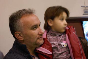 El padre de Nadia Nerea, Fernando Blanco, con su hija en brazos.
