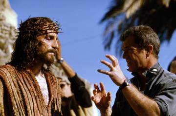 Jim Caviezel y Mel Gibson durante el rodaje de 'La pasión de Cristo', la controvertida película que Gibson dirigió en 2004.