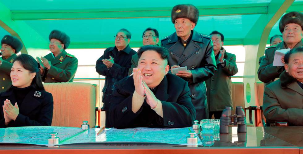 Ri Sol-ju junto a su marido en la foto difundida por los medios estatales norcoreanos.