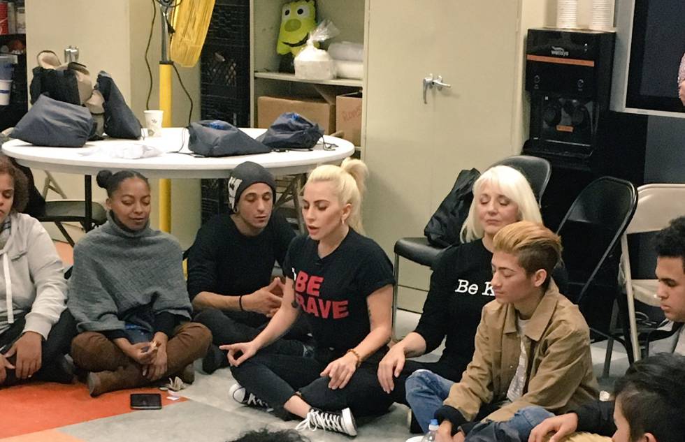 Momento del encuentro de Lady Gaga, con camiseta con letras rojas, en el centro Ali Forney.