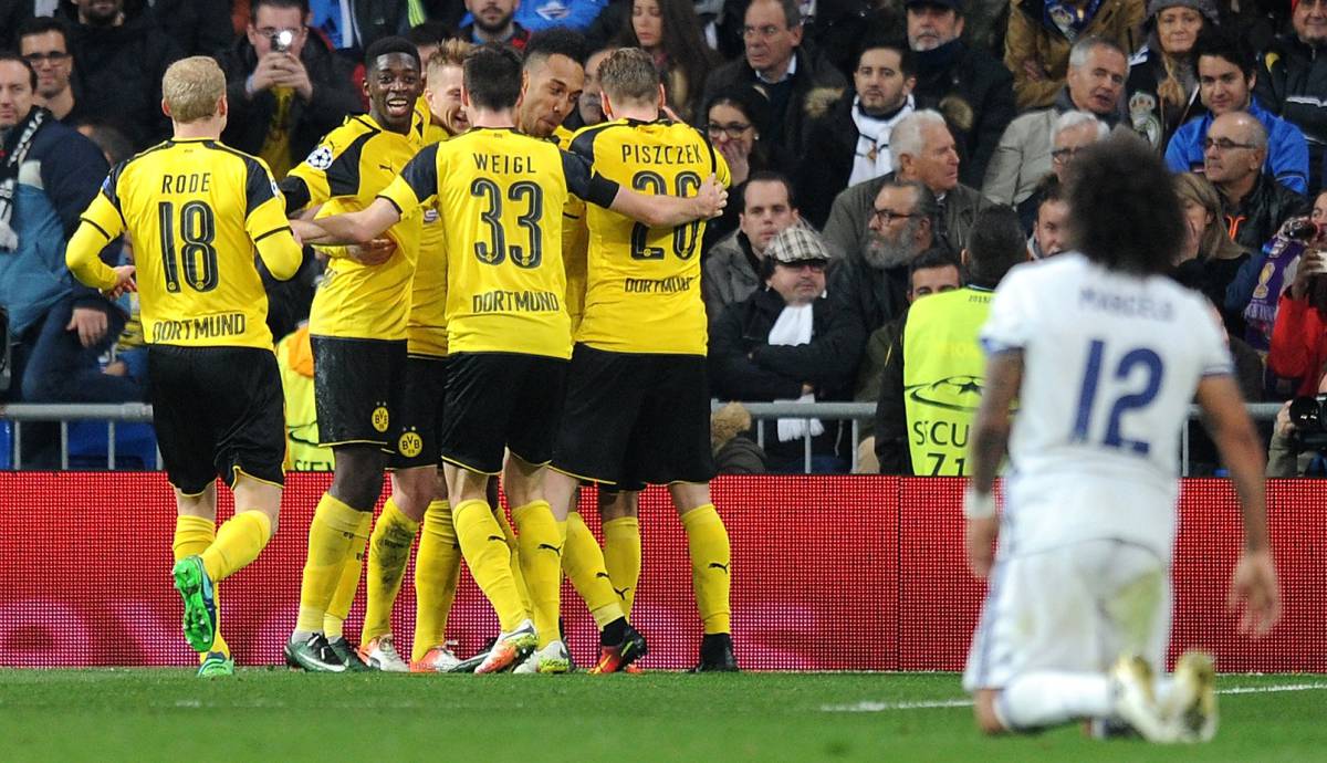 Marcelo, arrodillado sobre el césped, mientras los jugadores del Dortmund celebran el segundo gol.