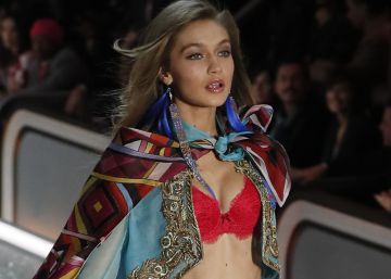 Gigi Hadid, en el desfile de Victoria’s Secret la semana pasada en París y, a la derecha, en el mismo desfile en 2015. Gigi Hadid, en el desfile de Victoria’s Secret la semana pasada en París y, a la derecha, en el mismo desfile en 2015.