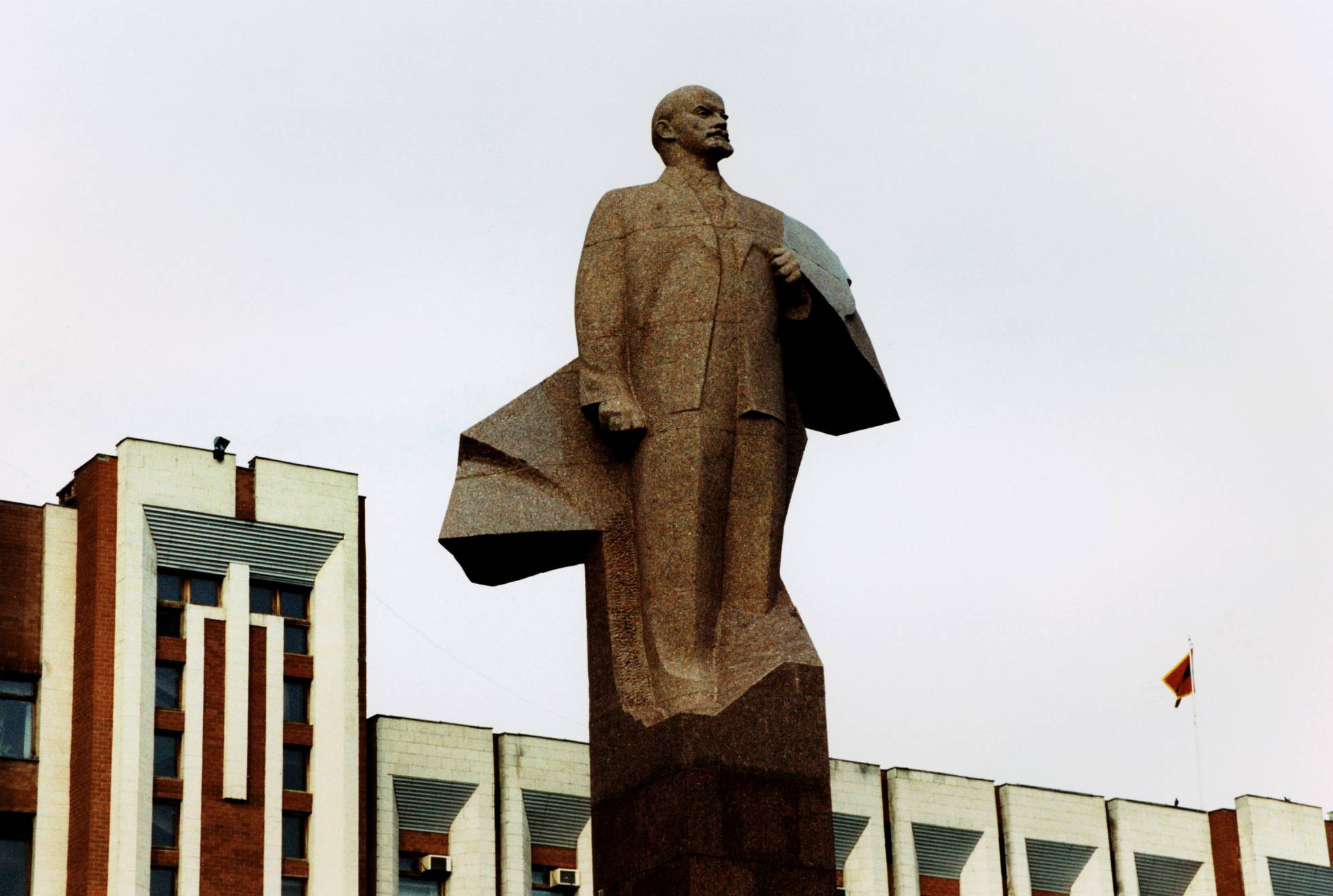La estatua de Lenin en Tiráspol, capital de Transnistria. La estatua de Lenin en Tiráspol, capital de Transnistria.