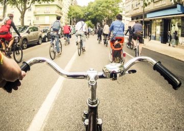 “El manillar de mi bici
era una lata de comida
de gato” “El manillar de mi bici
era una lata de comida
de gato”