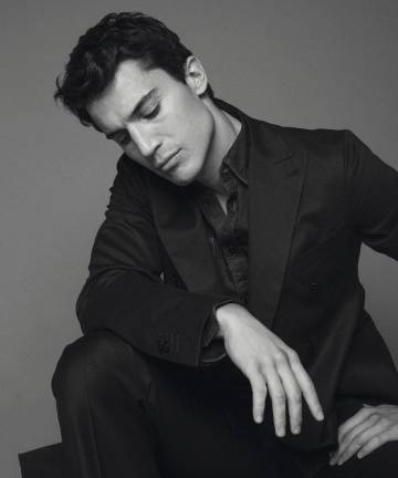 El actor luce traje y camisa de Emidio Tucci para El Corte Inglés. Peluquería y maquillaje: Ricardo Calero (Talents) para Art Lab-Aveda y Chanel.