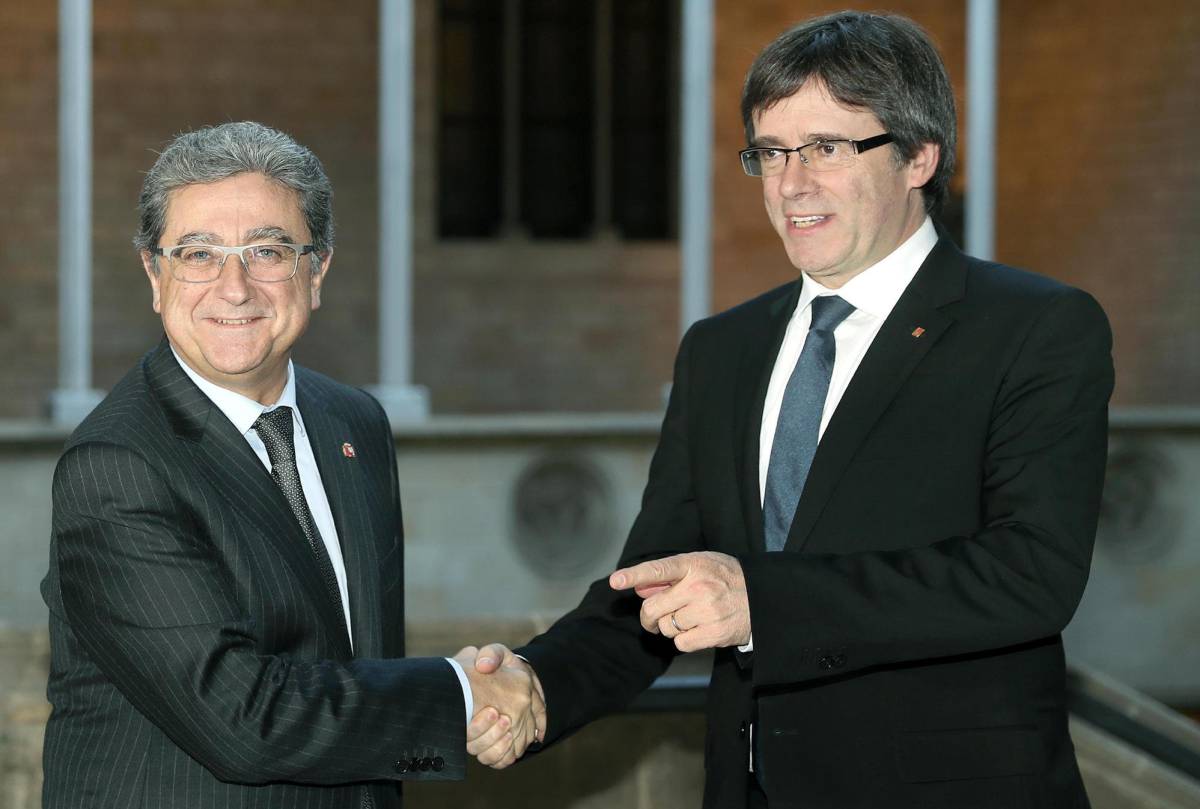 El presidente de la Generalitat, Carles Puigdemont (derecha) y el delegado del Gobierno en Cataluña, Enric Millo, en un encuentro el 2 de diciembre. El presidente de la Generalitat, Carles Puigdemont (derecha) y el delegado del Gobierno en Cataluña, Enric Millo, en un encuentro el 2 de diciembre.