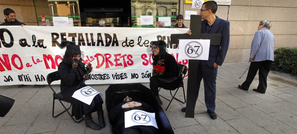 Entierro simulado del sistema de pensiones durante una protesta en Valencia