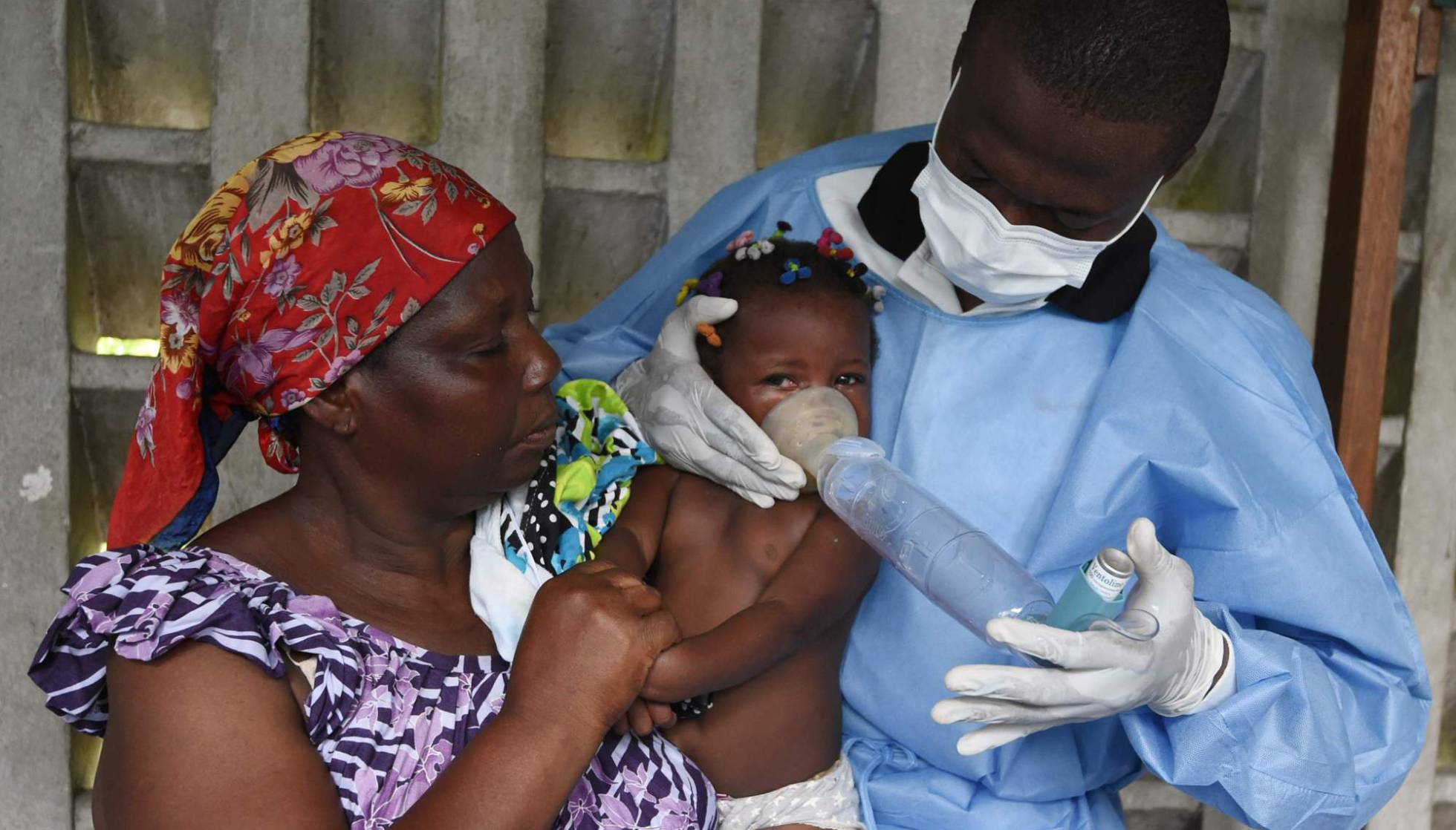 Un médico trata en un niño en un centro de salud de Costa de Marfil.