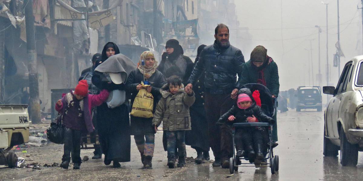 Una familia siria abandona Alepo.