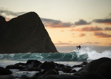 Surfeando bajo las olas de las aurora boreales del norte