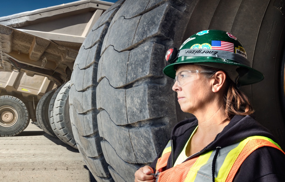 Leeann Johnson, conductora de camiones, en su trabajo en la mina de oro Round Mountain