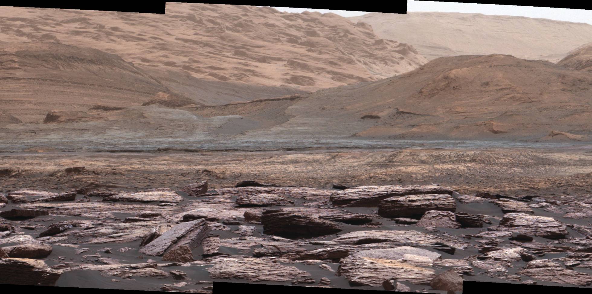 Foto tirada pelo robô Curiosity em seu avanço rumo ao monte Sharp. Foto tirada pelo robô Curiosity em seu avanço rumo ao monte Sharp.