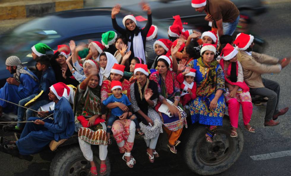 Un grupo de pakistaníes se dirigen a una competición de camellos. Un grupo de pakistaníes se dirigen a una competición de camellos.