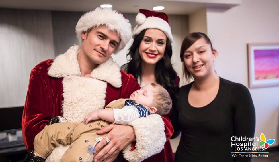 Orlando Bloom y Katy Perry, junto a uno de los niños ingresados y su madre.