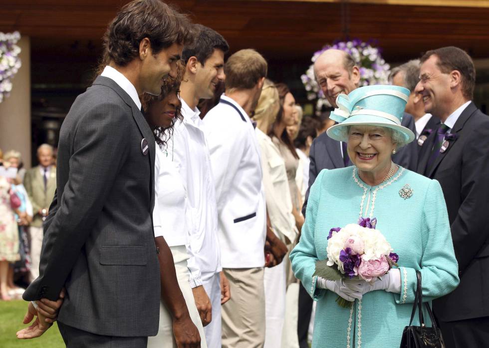 La reina Isabel II junto a Roger Federer, Novak ?okovi? y otros tenistas en Wimbledon 2010.