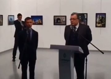 Un nou vídeo mostra l’assassí de l’ambaixador rus a Turquia segons abans dels trets