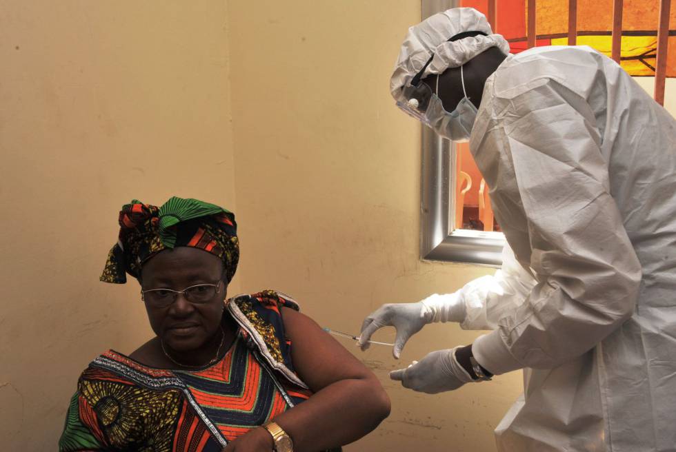 Una mujer recibe la vacuna del ébola en Conakri (Guinea).