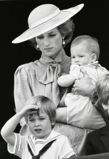 Lady Di, con su hijo Enrique en brazos y Guillermo de Inglaterra, en 1985.