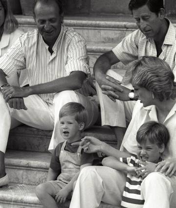 Carlos y Diana de Inglaterra, con sus dos hijos, durante su visita a los Reyes Juan Carlos y doña Sofía a Mallorca, en 1988.