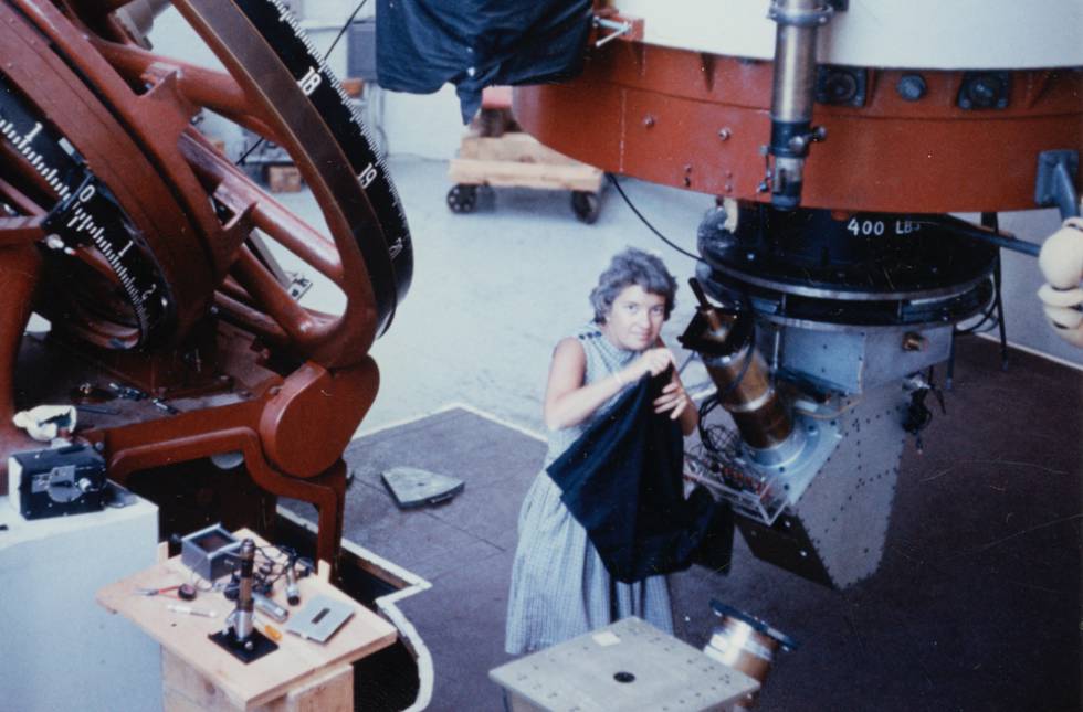 La astrónoma Vera Rubin en el telescope Flagstaff.
