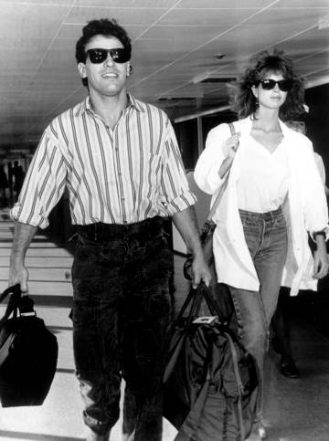 Bruce Springsteen con su primera esposa, la actriz y modelo Julianne Phillips, con quien se casó en 1985 y se divorció en 1989. La imagen es de 1985.
