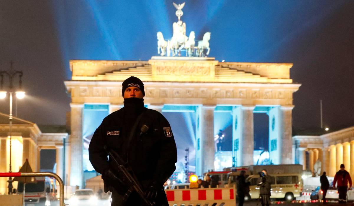 Un policía monta guardia frente a la puerta de Brandenburgo en Berlín.