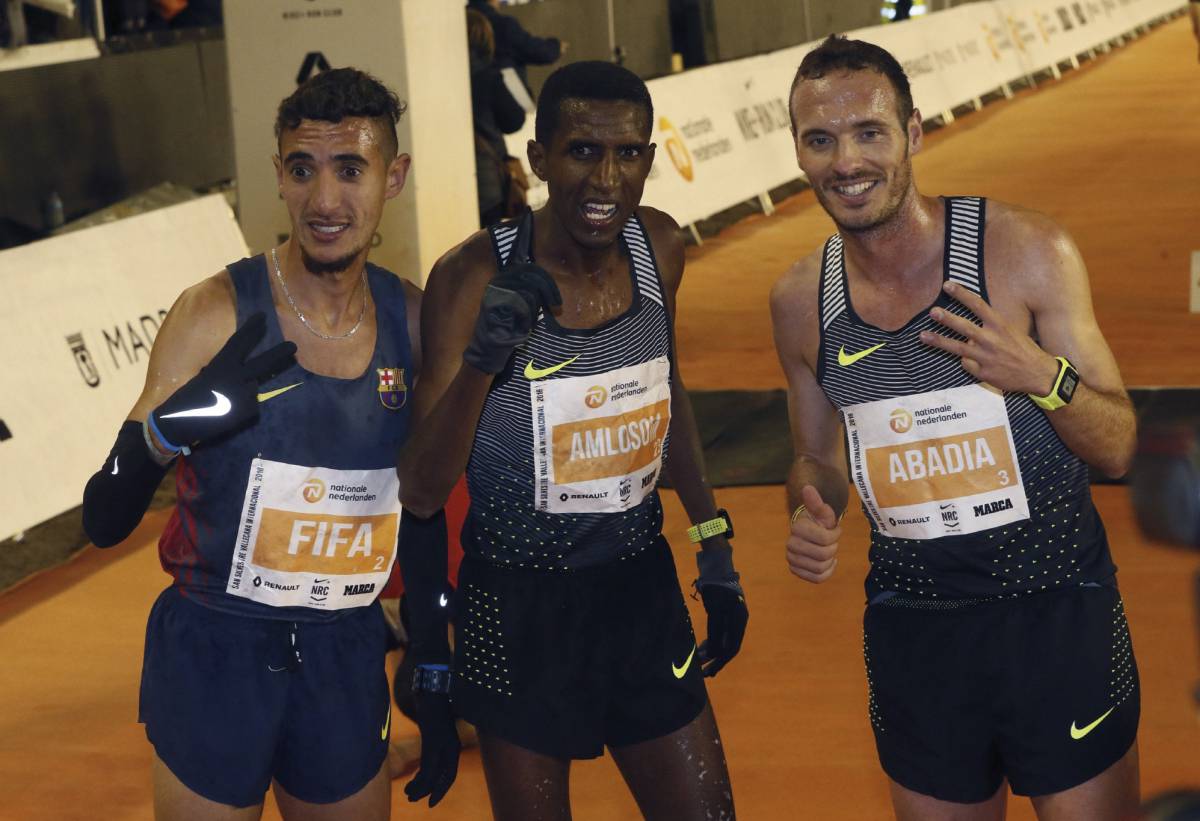 Amloson, entre los españoles Fifam (izda.) y Abadía (dcha).