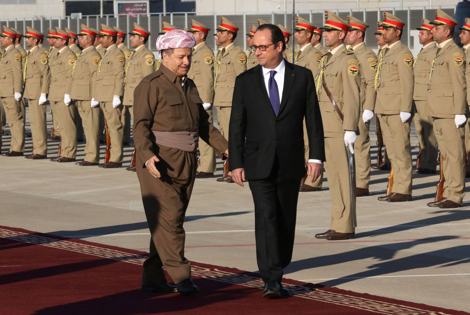 El líder kurdo Barzani y Hollande pasan revista a las tropas en Erbil. El líder kurdo Barzani y Hollande pasan revista a las tropas en Erbil.