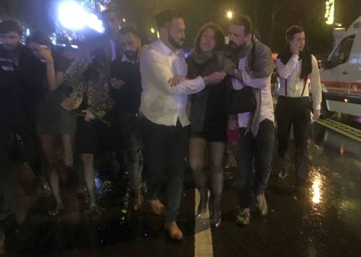 Imágenes del inicio del atentado contra la discoteca de Estambul Imágenes del inicio del atentado contra la discoteca de Estambul