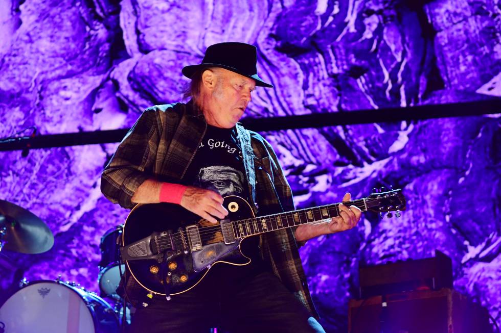 Neil Young durante una actuación en Pensilvania en 2017.