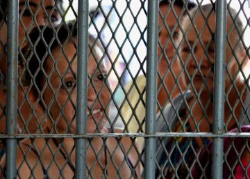 Mujeres al margen de la ley Mujeres al margen de la ley