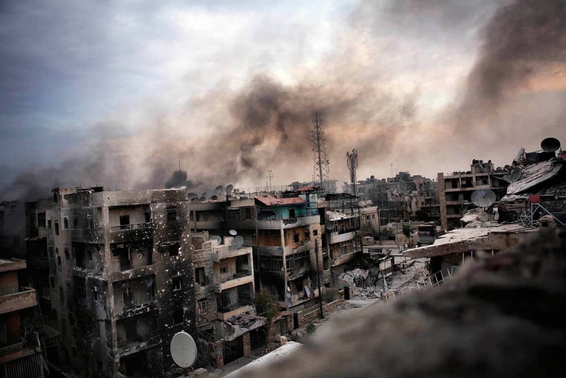Olas de humo sobre los edificios destruidos en el distrito de Saif al Dawle, en Alepo, Siria, el 02 de octubre de 2012. EPA/MAYSUN