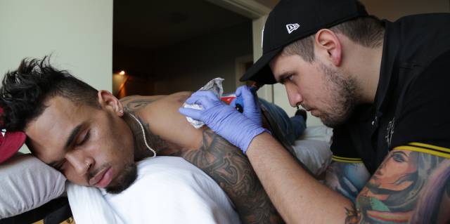 Hablamos con el murciano que le tatuó la cara a Chris Brown, el ex de Rihanna Hablamos con el murciano que le tatuó la cara a Chris Brown, el ex de Rihanna