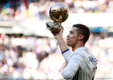 Cristiano Ronaldo dedica el Balón de Oro a la afición del Madrid. Cristiano Ronaldo dedica el Balón de Oro a la afición del Madrid.