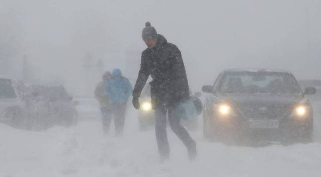 Fuerte nevada, este domingo en Kiev (Ucrania).