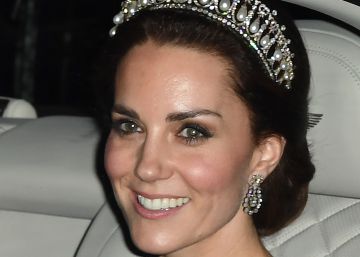 Kate Middleton, a su llegada a una cena de gala. Kate Middleton, a su llegada a una cena de gala.
