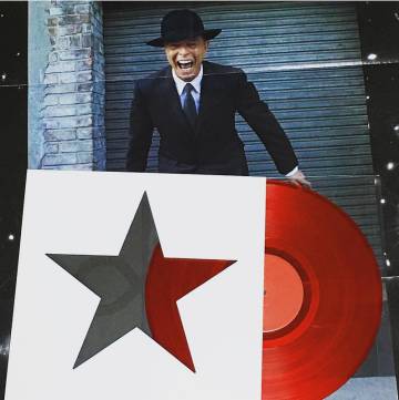 Montaje de la última fotografía que se publicó de Bowie antes de su muerte junto a 'Blackstar', último trabajo del músico y mejor álbum de 2016.