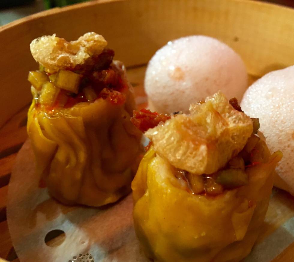 Dumplings de camarones con salsa de chile dulce y cítricos  CAPEL