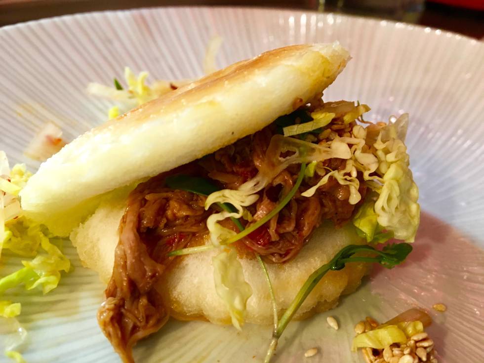HAMBURGUESA DE CORDERO ESTILO XIAN CON SÉSAMO, CILANTRO Y CHILE   CAPEL